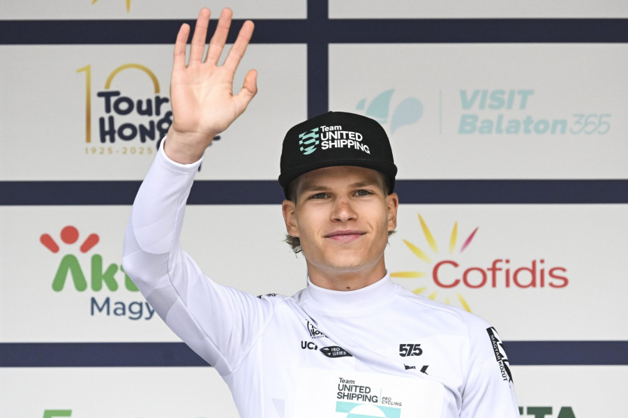 Feldhoffer Bálint, a legjobb magyar versenyzõ a 46. Tour de Hongrie országúti kerékpáros körverseny harmadik, 163 kilométeres Gödöllõ - Gyöngyös-Kékestetõ szakaszának eredményhirdetésén 2025. május 16-án. MTI/Illyés Tibor