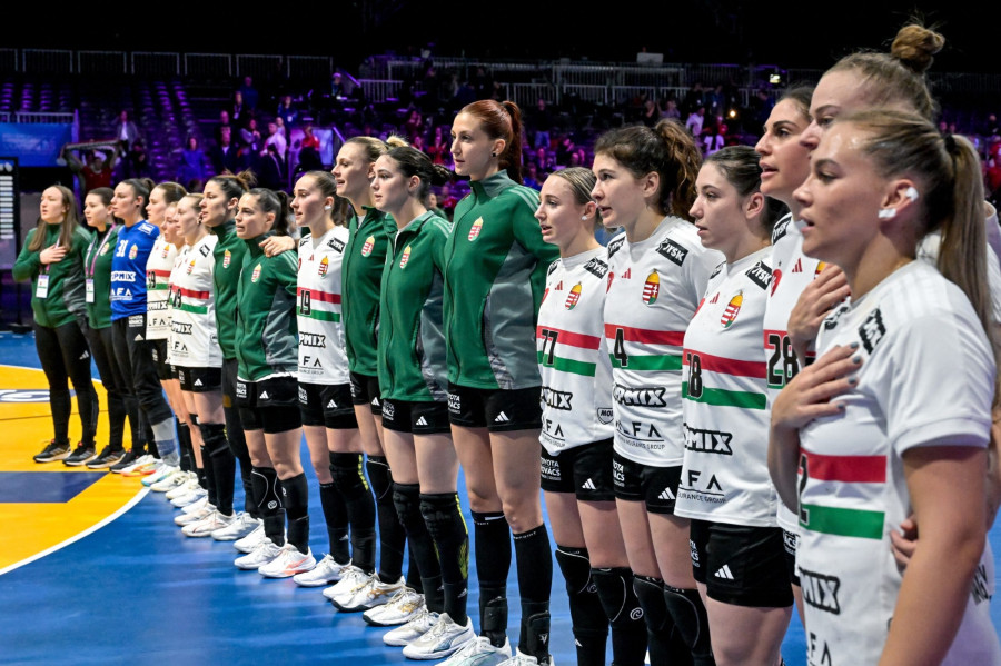 A magyar csapat tagjai a német-holland közös rendezésű nõi kézilabda-világbajnokság középdöntõjének 2. fordulójában játszott Japán - Magyarország mérkõzés után Rotterdamban 2025. december 5-én. A találkozó 26-26-os döntetlennel zárult, a magyar válogatott a negyeddöntõbe jutott. MTI/Szigetváry Zsolt