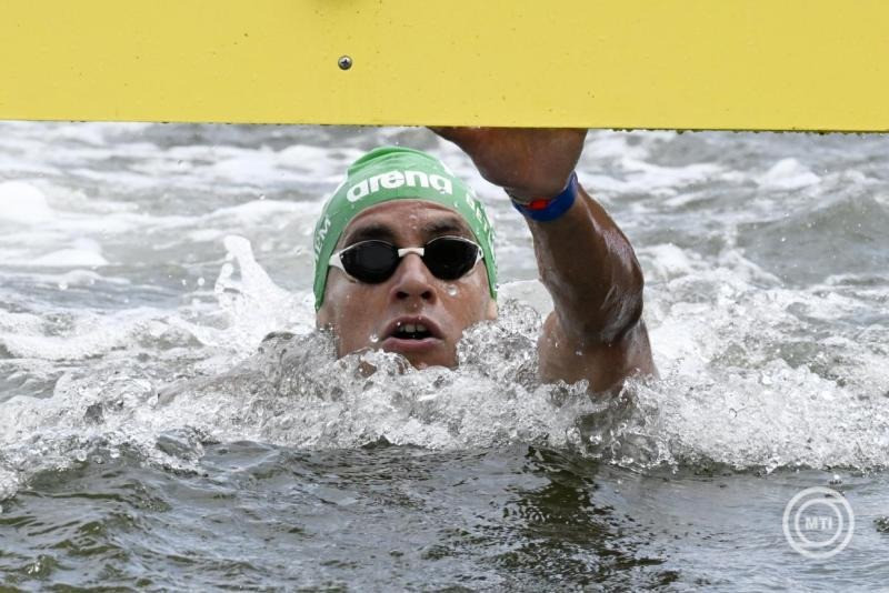 Az ezüstérmes Betlehem Dávid a férfi nyíltvízi úszók 3 kilométeres kieséses versenyének céljában a szingapúri vizes világbajnokságon a Sentosa-szigetnél 2025. július 19-én. MTI/Koszticsák Szilárd