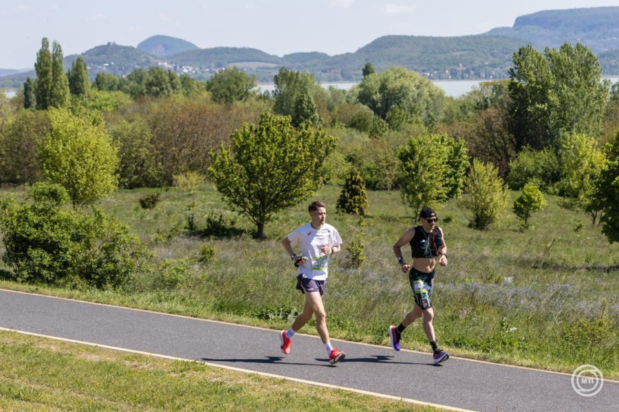 Versenyzők a XX. NN Ultrabalaton futóverseny második napján a balatongyöröki szakaszon 2026. április 24-én. MTI/Katona Tibor
