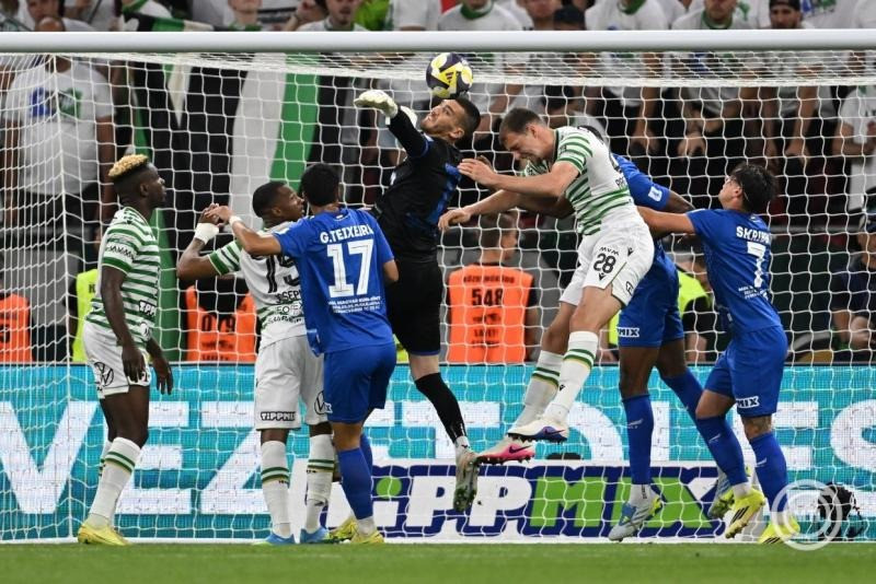 Gundel-Takács Bence, a ZTE kapusa (k) és Toon Raemaekers, az FTC játékosa (j3) a labdarúgó MOL Magyar Kupa döntőjében játszott Ferencvárosi TC - ZTE FC mérkőzésen Puskás Arénában 2026. május 9-én. MTI/Illyés Tibor
