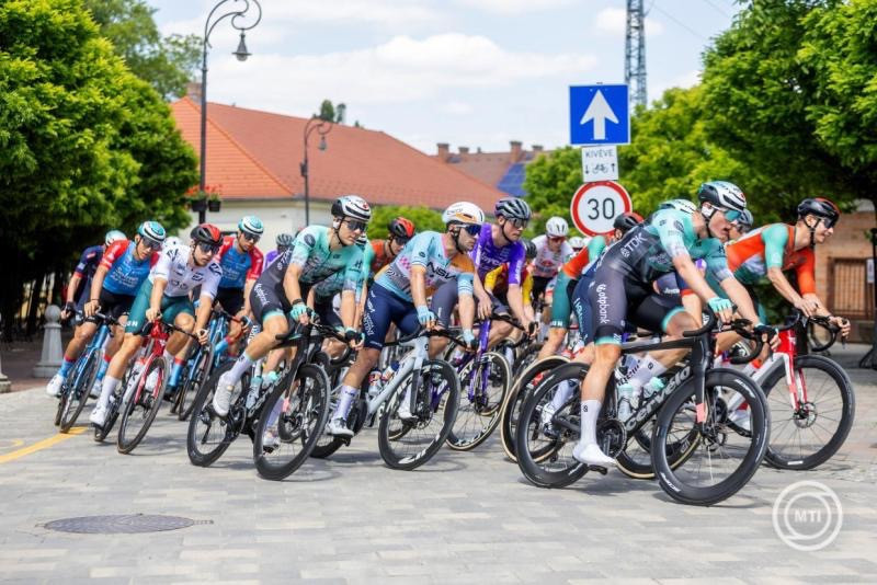 Versenyzők a 47. Tour de Hongrie országúti kerékpáros körverseny második, 206 kilométeres Szarvas - Paks közötti szakaszán Szarvason 2026. május 14-én. MTI/Rosta Tibor