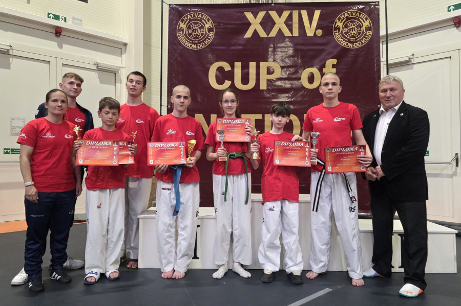 Bécsi Nikolett és Tóth András edzőként, Horváth Bertalan, Győrffy Kristóf, Pintér Domonkos, Encz Viktória, Csomai Miron, Pintér Levente és Vajky László játékvezetőként -  Fotó: VEDAC