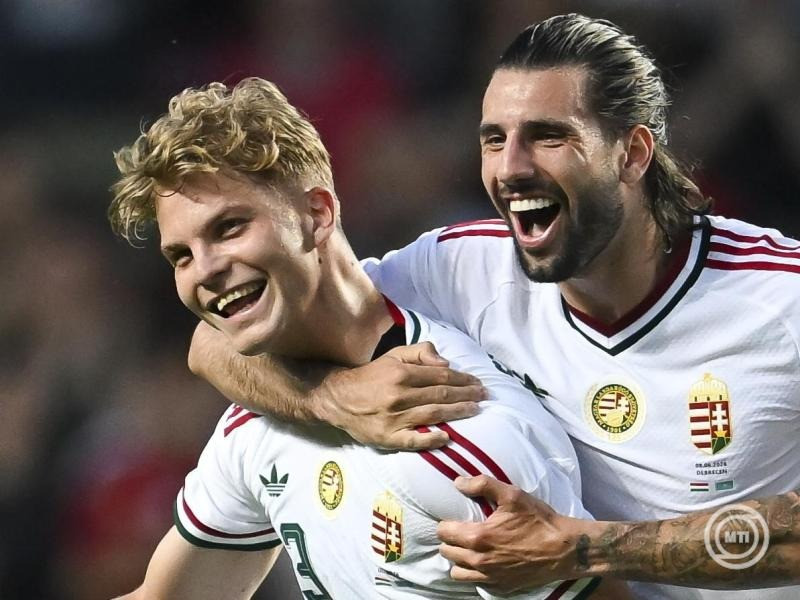 Schäfer András (b) gólöröme a Magyarország - Kazahsztán barátságos labdarúgó-mérkőzésen a debreceni Nagyerdei Stadionban 2026. június 9-én. Mellette Szoboszlai Dominik. MTI/Illyés Tibor