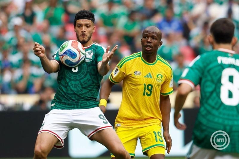 A mexikói Raúl Jiménez (b) és a dél-afrikai Nkosinathi Sibisi a 2026-os labdarúgó-világbajnokság A csoportja első fordulójának Mexikó–Dél-Afrika nyitómérkőzésén a mexikóvárosi Azték Stadionban 2026. június 11-én. MTI/EPA-EFE/Sashenka Gutiérrez