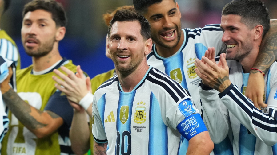 Az argentin Lionel Messi (k) csapattársaival ünnepel, miután másodszor is gólt rúgott a 2026-os labdarúgó-világbajnokság J csoportja második fordulójának Argentína-Ausztria mérkőzésén a dallasi AT&T Stadionban 2026. június 22-én. Az argentin válogatott 2-0-ra győzött. MTI/EPA/Jeffrey McWhorter