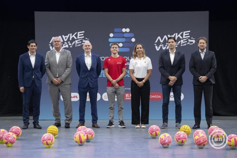 Szántó Dávid, a szervezőbizottság operatív vezetője, Wladár Sándor, a Magyar Úszószövetség elnöke, Kálnoki-Kis Attila, a Belügyminisztérium sportért felelős államtitkára, Betlehem Dávid olimpiai bronzérmes, Európa-bajnok úszó, Keszthelyi Rita olimpiai bronzérmes, Európa-bajnok vizilabdázó, Madaras Norbert, a Magyar Vízilabda Szövetség elnöke és Brent Nowicki, a vizes sportokat tömörítő nemzetközi szövetség (World Aquatics) ügyvezető igazgatója (b-j) a 2027-es budapesti vizes világbajnokságról tartott budapesti sajtótájékoztatót követően az MVM Dome-ban 2026. június 26-án. MTI/Lakatos Péter