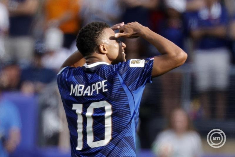 A francia Kylian Mbappé, miután berúgta a nyitógólt a 2026-os labdarúgó-világbajnokságnak a nyolcaddöntőbe jutásért játszott Franciaország-Svédország mérkőzésén a New Jersey állambeli East Rutherford MetLife Stadionjában 2026. június 30-án. MTI/EPA/Shawn Thew