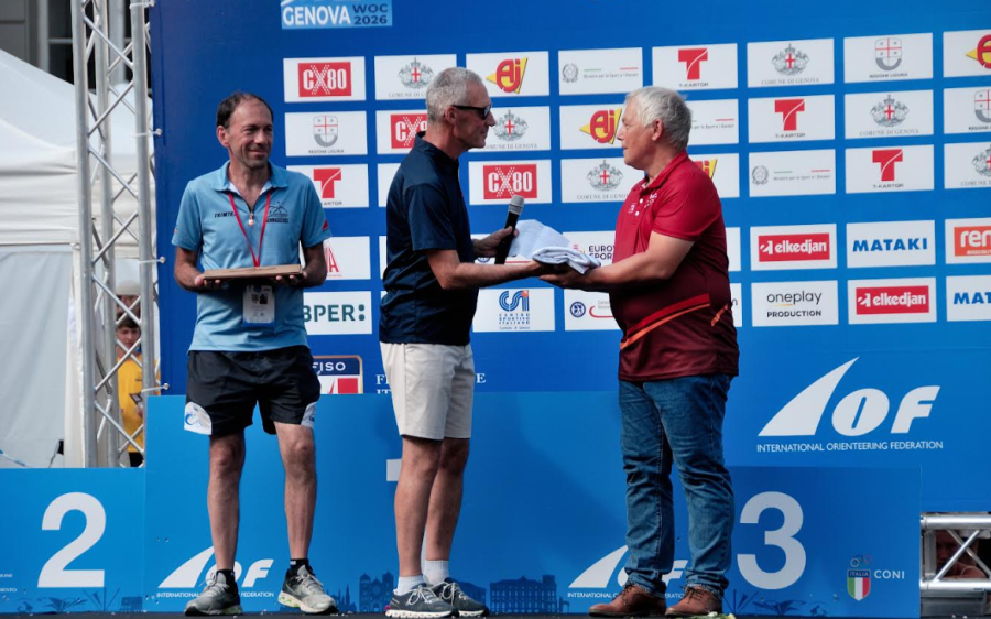 Mets Miklós, a WOC 2027 szervezőbizottságának elnöke átveszi az IOF zászlaját Tom Hollowelltől, a Nemzetközi Tájékozódási Futó Szövetség elnökétől a 2026-os tájékozódási futó világbajnokság genovai záróünnepségén.