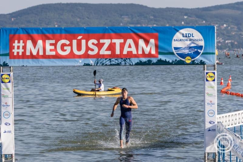 A férfi győztes a 44. Lidl Balaton-átúszás céljában Balatonbogláron 2026. augusztus 1-jén. Az úszó a Révfülöp Balatonboglár közötti 5,2 kilométeres távot 59 perc 20 másodperc alatt teljesítette. MTI/Katona Tibor