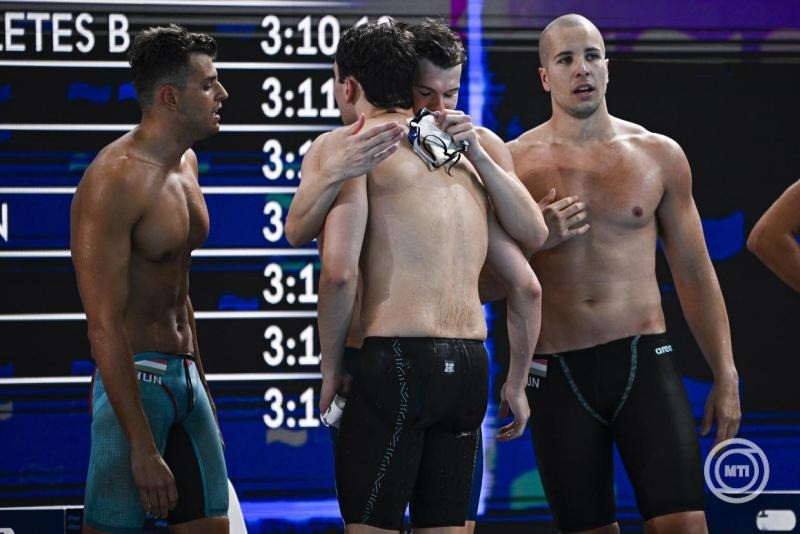 Németh Nándor, Milák Kristóf, Kós Hubert és Szabó Szebasztián (b-j), a győztes magyar váltó tagjai a férfi 4x100 méteres gyorsváltó döntője után a párizsi vizes Európa-bajnokságon az olimpiai vizesközpontban 2026. augusztus 13-án. MTI/Hegedüs Róbert