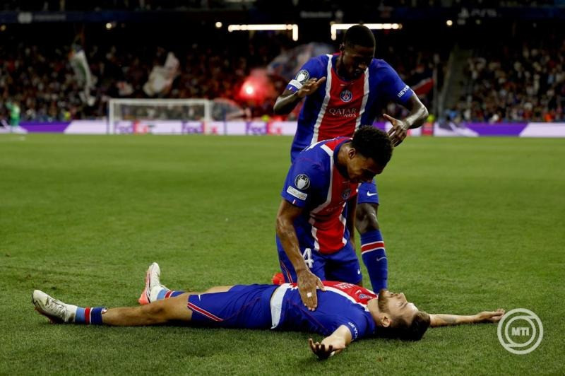 Hvicsa Kvarachelia, a PSG játékosa (a földön) csapattársaival ünnepli gólját a labdarúgó Európai Szuperkupa döntőjében játszott Paris Saint-Germain - Aston Villa mérkőzésen a salzburgi Red Bull Arenában 2026. augusztus 12-én. MTI/EPA/Szilágyi Anna