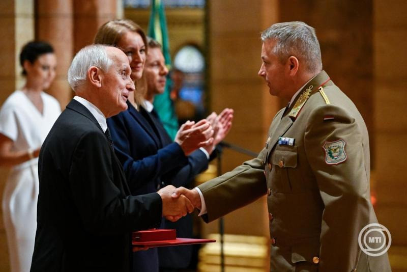 Németh Zoltán dandártábornok, a Magyar Honvédség Összhaderőnemi Műveleti Parancsnokság törzsfőnöke (j) átveszi a Magyar Érdemrend lovagkeresztje katonai tagozat kitüntetést Baka András köztársasági elnöktől, Magyar Péter miniszterelnöktől (b3) és Forsthoffer Ágnestől, az Országgyűlés elnökétől (b2) az állami kitüntetések átadásán az államalapítás és Szent István király ünnepén az Országház kupolacsarnokában 2026. augusztus 20-án. MTI/Hegedüs Róbert