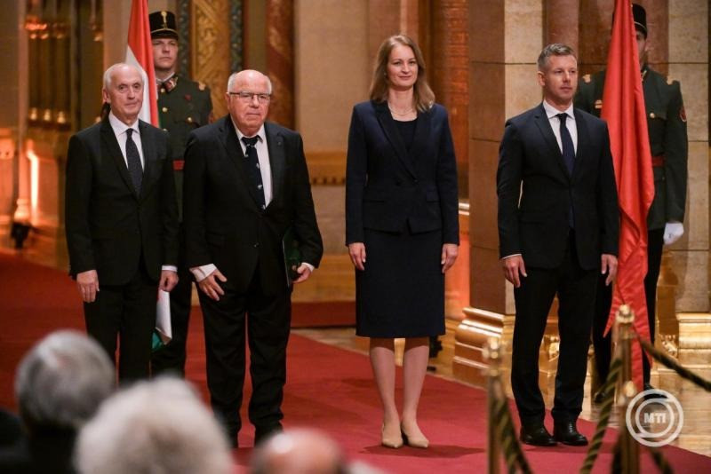 Csépányi Balázs Lóránt agrármérnök, a Fővárosi Állat- és Növénykert élő gyűjteményeinek nyugalmazott igazgatója (b2), miután átvette a Magyar Arany Érdemkereszt polgári tagozat kitüntetést Baka András köztársasági elnöktől (b), Magyar Péter miniszterelnöktől (j) és Forsthoffer Ágnestől, az Országgyűlés elnökétől az állami kitüntetések átadásán az államalapítás és Szent István király ünnepén az Országház kupolacsarnokában 2026. augusztus 20-án. MTI/Purger Tamás
