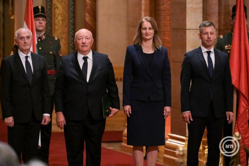 Szabó Lajos okleveles kertészmérnök, növényorvos, az egykori Földművelésügyi Minisztérium nyugalmazott szakmai tanácsadója (b2), miután átvette a Magyar Ezüst Érdemkereszt polgári tagozat kitüntetést Baka András köztársasági elnöktől (b), Magyar Péter miniszterelnöktől (j) és Forsthoffer Ágnestől, az Országgyűlés elnökétől az állami kitüntetések átadásán az államalapítás és Szent István király ünnepén az Országház kupolacsarnokában 2026. augusztus 20-án. MTI/Purger Tamás