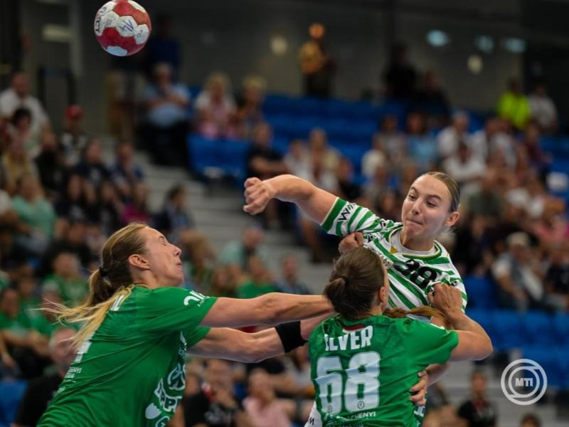 Kristine Breistoel (b) és Helena Elver (k), a Győri Audi ETO KC, valamint Simon Petra Anna , az FTC-Toyota Kovács (j) játékosa a női kézilabda szuperkupa döntőjében játszott Győri Audi ETO KC- FTC-Toyota Kovács mérkőzésen a székesfehérvári MET Arénában 2026. augusztus 30-án. MTI/Vasvári Tamás