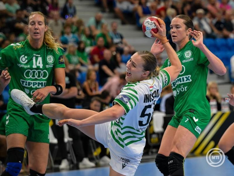 Kristine Breistoel (b) és Kari Brattset (j), a Győri Audi ETO KC, valamint Vilde Ingstad, az FTC-Toyota Kovács (k) játékosa a női kézilabda szuperkupa döntőjében játszott Győri Audi ETO KC- FTC-Toyota Kovács mérkőzésen a székesfehérvári MET Arénában 2026. augusztus 30-án. MTI/Vasvári Tamás