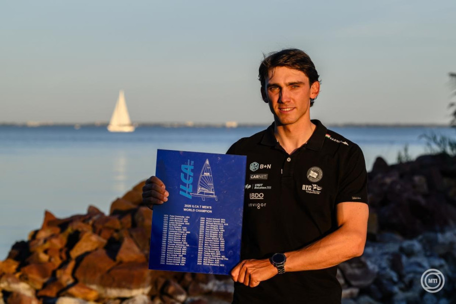 Vadnai Jonatán, az ILCA 7 (korábban Laser) hajóosztály friss világbajnok vitorlázója a cím ünneplése alkalmából tartott eseményen Balatonfüreden 2026. szeptember 4-én. MTI/Vasvári Tamás