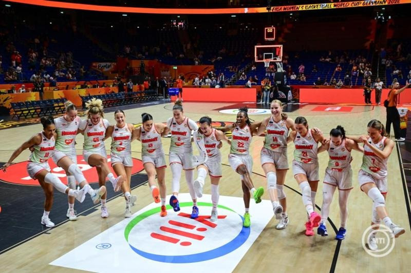 A magyar csapat tagjai a női kosárlabda-világbajnokság negyeddöntőbe jutásért játszott Magyarország - Japán mérkőzés végén a Berlin Arénában 2026. szeptember 8-án. A magyar válogatott 84-63-ra nyert, ezzel bejutott a negyeddöntőbe. MTI/Czeglédi Zsolt