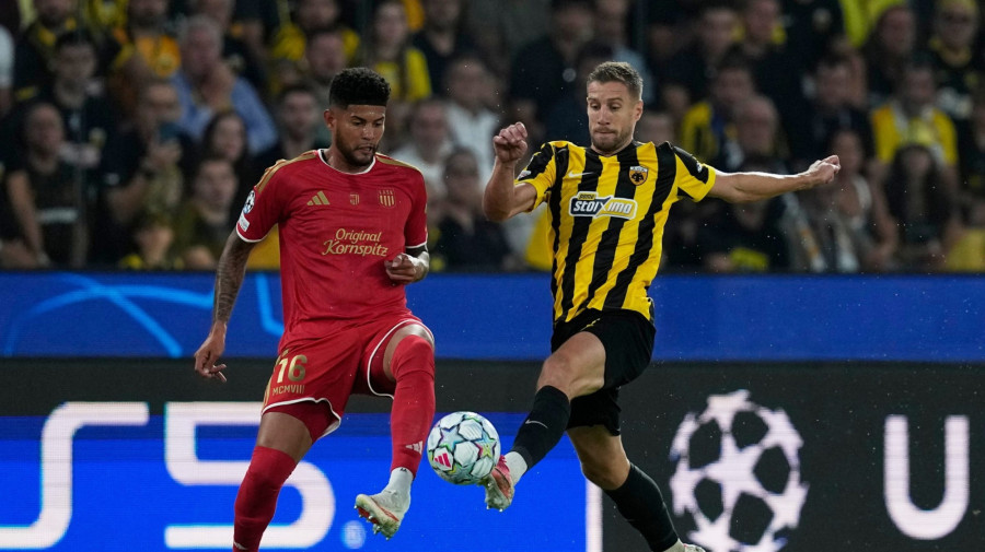 Varga Barnabás, az AEK Athén (j) és Andrés Andrade, a LASK játékosa a labdarúgó Bajnokok Ligája első fordulójának AEK Athén-LASK mérkőzésén Athénban 2026. szeptember 8-án.MTI/AP/Thanászisz Sztavrakisz