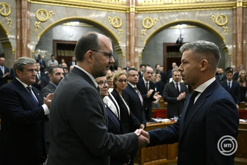 A Nemzeti Média és Hírközlési Hatóság (NMHH) Médiatanácsának elnökévé megválasztott Polyák Gábor médiajogász (b) fogadja Magyar Péter miniszterelnök gratulációját az Országgyűlés plenáris ülésén 2026. szeptember 22-én. MTI/Hegedüs Róbert
