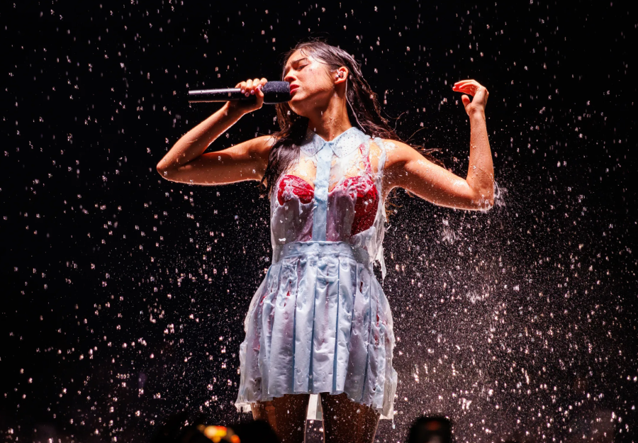 Olivia Rodrigo vízben feloldódó ruhában az Unraveled Tour hartfordi koncertjén
