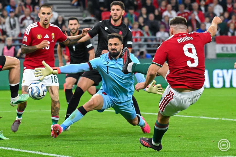 Bárány Donát (j) valamint a georgiai Giorgi Mamardasvili kapus (k) a labdarúgó UEFA Nemzetek Ligája B divíziójának harmadik fordulójában játszott Magyarország - Georgia mérkőzésen a Puskás Arénában 2026. október 2-án. MTI/Purger Tamás