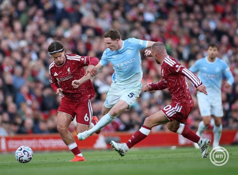 Kerkez Milos, a Liverpool (b) és Elliot Anderson, a Machester City játékosa (k) küzd a labdáért az angol labdarúgó-bajnokság 6. fordulójában játszott Liverpool FC - Manchester City mérkőzésen Liverpoolban 2026. október 11-én. MTI/EPA/Adam Vaughan