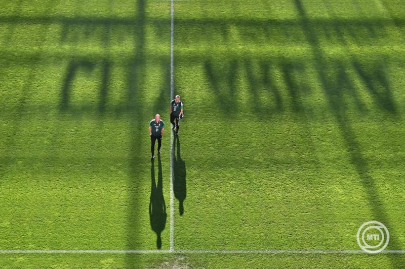 Marco Rossi szövetségi kapitány (b) és Cosimo Inguscio másodedző a magyar labdarúgó-válogatott sajtótájékoztatója után a nagyszombati Anton Malatinsky Stadionban 2026. október 4-én. A csapat másnap az ukrán válogatott ellen lép pályára a Nemzetek Ligájának 4. fordulójában Nagyszombaton. MTI/Illyés Tibor