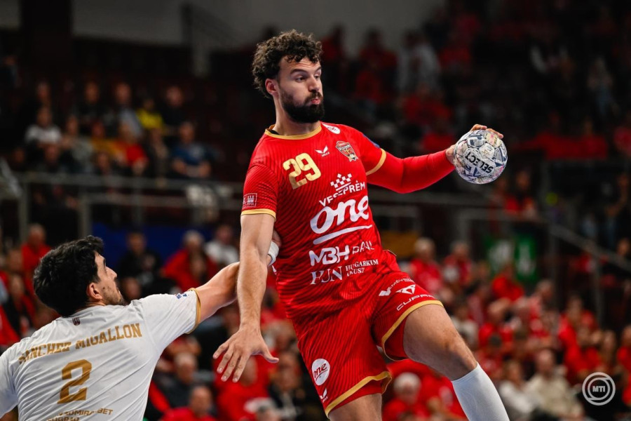 Nedim Remili, a Veszprém (j) és Miguel Sánchez-Migallón, az RK Partizan AdmiralBet játékosa a férfi kézilabda Bajnokok Ligája csoportkörében játszott One Veszprém HC - RK Partizan AdmiralBet mérkőzésen a One Veszprém Arénában 2026. október 14-én. A mérkőzést az One Veszprém HC nyerte 38-28-ra. MTI/Vasvári Tamás