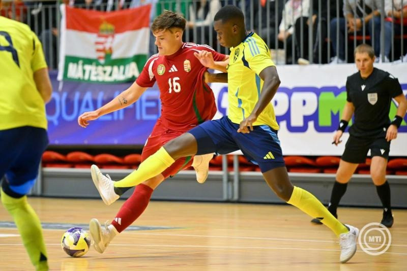 Bartha Balázs (b) és a svéd Abdoulie Bojang a férfi futsal világbajnoki selejtező első fordulójában játszott Magyarország - Svédország mérkőzésen a nyíregyházi Continental Arénában 2026. október 15-én. MTI/Czeglédi Zsolt