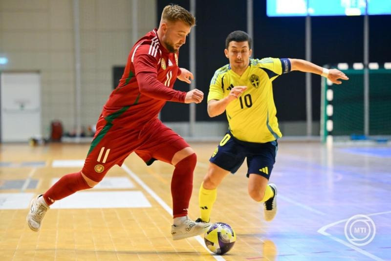 Rutai Balázs (b) és a svéd Petrit Zhubi a férfi futsal világbajnoki selejtező első fordulójában játszott Magyarország - Svédország mérkőzésen a nyíregyházi Continental Arénában 2026. október 15-én. MTI/Czeglédi Zsolt