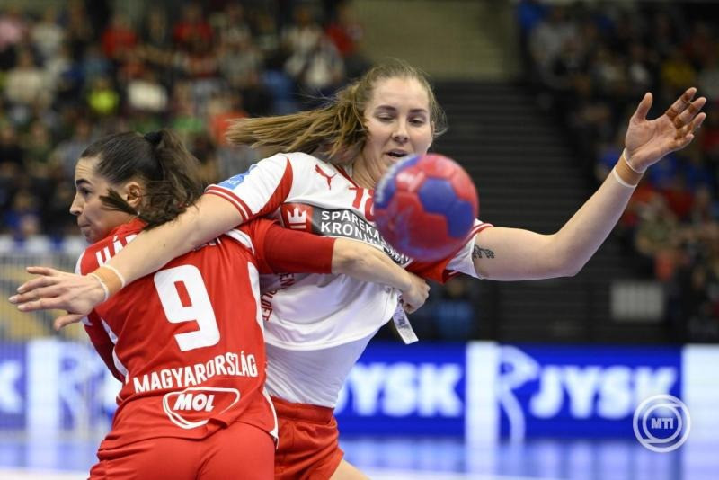 Hársfalvi Júlia (b) és a dán Mette Tranborg a női kézilabda Eurokupa B csoportjának 3. fordulójában játszott Magyarország - Dánia mérkőzésen a Tatabányai Multifunkcionális Sportcsarnokban 2026. március 5-én. MTI/Bodnár Boglárka