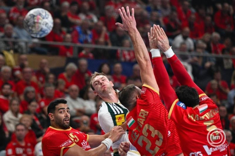 Ahmed Hesam (b), Ligetvári Patrik (j2) és Ivan Martinovic (j), a Veszprém, valamint Mathias Gidsel, a Füchse Berlin játékosa (b2) a férfi kézilabda Bajnokok Ligája csoportkörében játszott One Veszprém HC - Füchse Berlin mérkőzésen a One Veszprém Arénában 2026. október 21-én. MTI/Vasvári Tamás