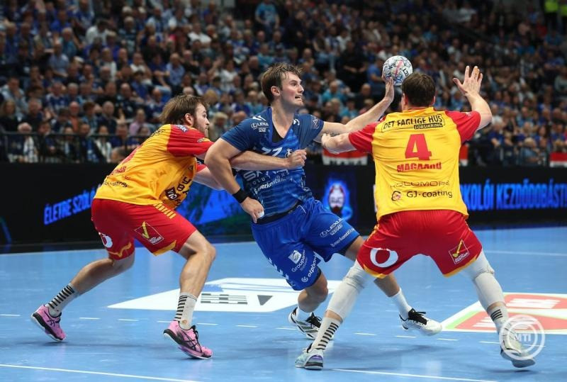 Magnus Rod, a Szeged (k), valamint Steven Plucnar Jacobsen (b) és Andreas Magaard, a dán GOG játékosai a férfi kézilabda Bajnokok Ligája első csoportkörének 5. fordulójában játszott OTP Bank-Pick Szeged - GOG mérkőzésen a szegedi Pick Arénában 2026. október 22-én. MTI/Lehoczky Péter
