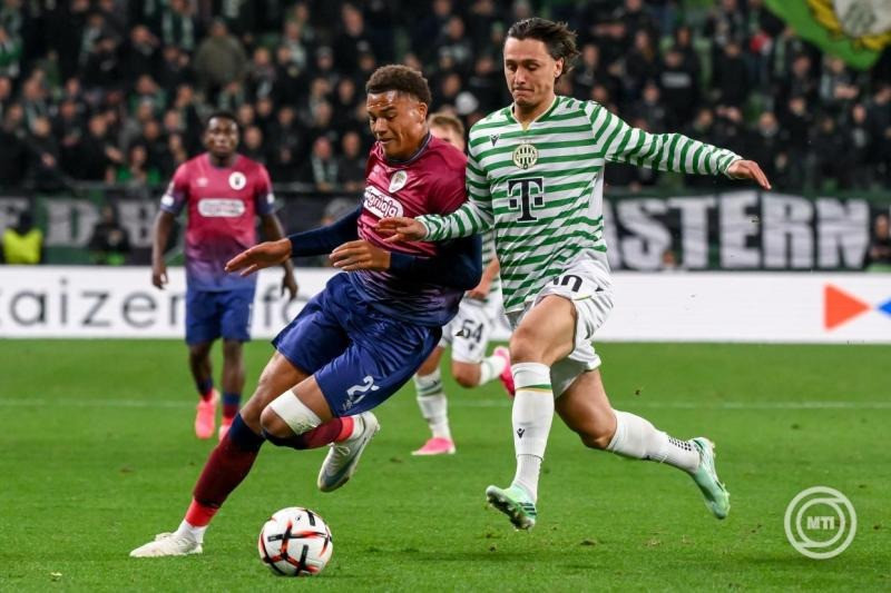 Jonathan Levi, a Ferencváros (j) és Nuha Jatta, a Torreense játékosa a labdarúgó Európa-liga alapszakasza harmadik fordulójának Ferencvárosi TC - Torreense mérkőzésén a Groupama Arénában 2026. október 22-én. A Ferencváros 4-1-re győzött. MTI/Purger Tamás