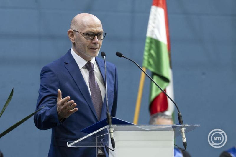Kálnoki-Kiss Attila, a Belügyminisztérium sportért felelős államtitkára beszédet mond a Magyar Testnevelési és Sporttudományi Egyetem diplomaosztó ünnepségén a budapesti Dr. Koltai Jenő Sportközpontban 2026. július 11-én. MTI/Lakatos Péter
