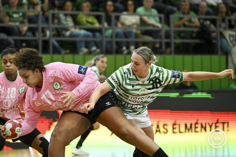 Simon Petra Anna, a Ferencváros (j) és Sarah Bouktit, a Győr játékosa a női kézilabda K&H Liga 7. fordulójában játszott FTC-Toyota Kovács - Győri Audi ETO KC mérkőzésen az Elek Gyula Arénában 2026. október 31-én. MTI/Hegedüs Róbert